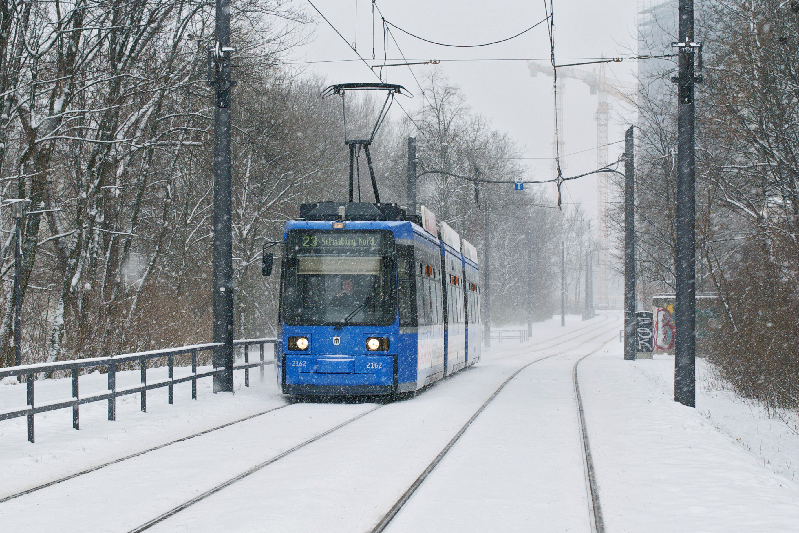 Kurz vor dem Münchner Tor kämpft sich Wagen 2162 durch das Schneegestöber